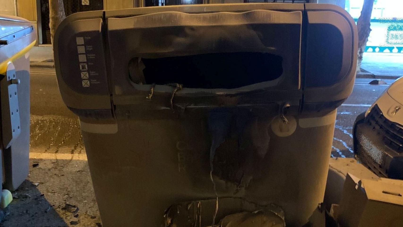 Contenedor quemado en el Eixample por el pirómano detenido / GUARDIA URBANA