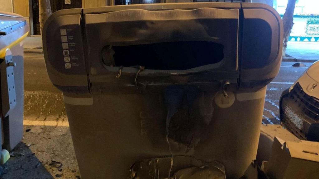 Contenedor quemado en el Eixample por el pirómano detenido / GUARDIA URBANA