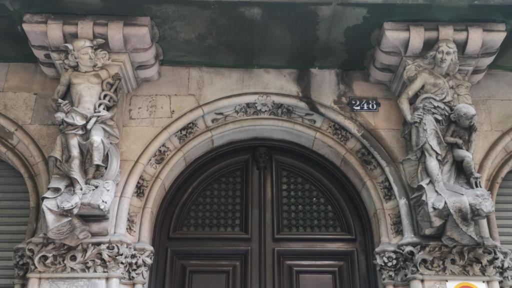 Fachada de la casa Miquel Ibarz, el hogar de los dioses greco-romanos