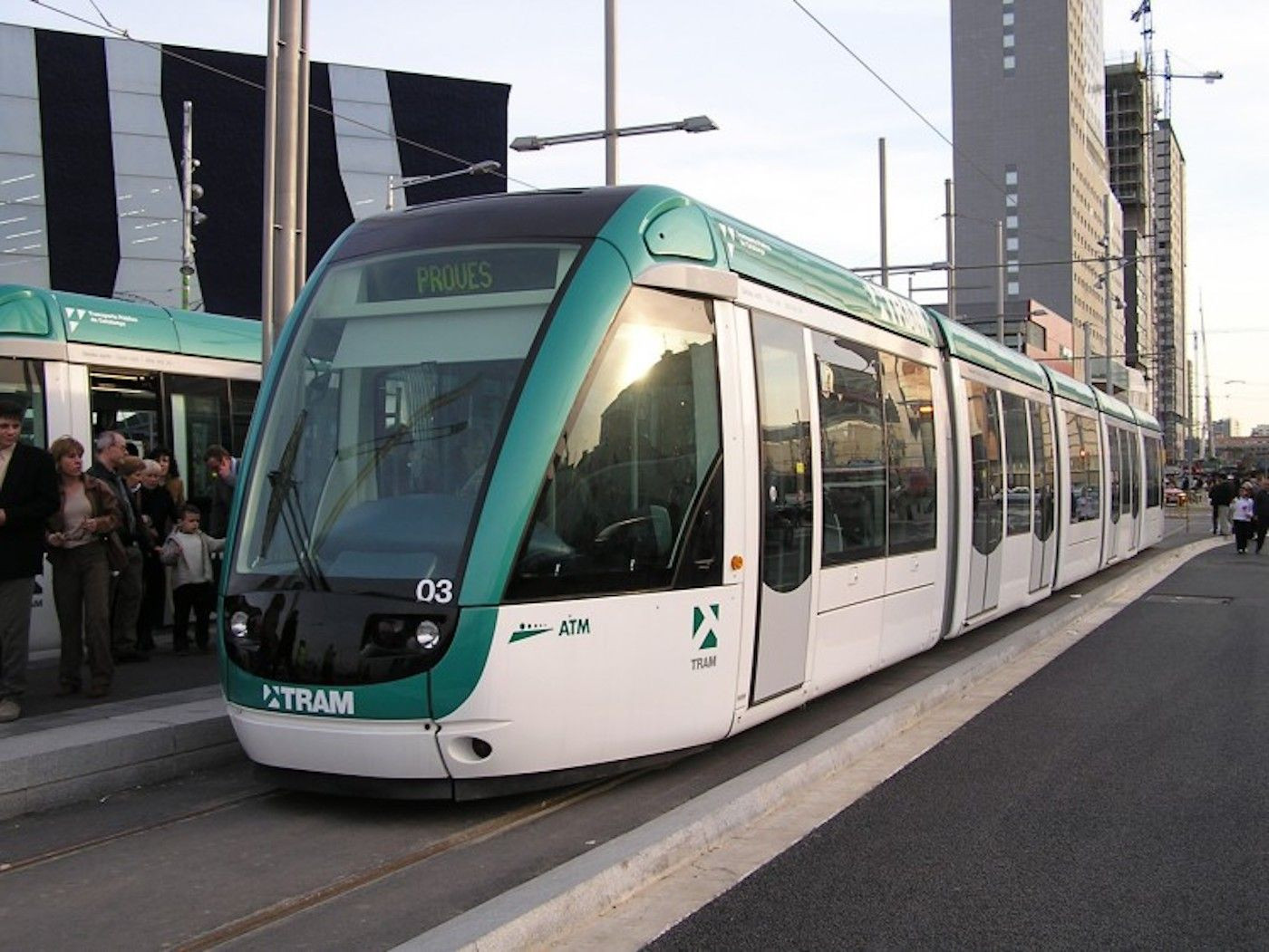 Tram recogiendo a los pasajeros en la parada del Fòrum / ARCHIVO