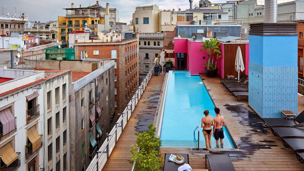 Dos turistas en la terraza de un hotel de Barcelona / HBC