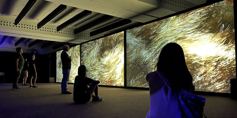 Asistentes en la instalación inmersiva del Sónar que se puede visitar gratis en Barcelona / SÓNAR