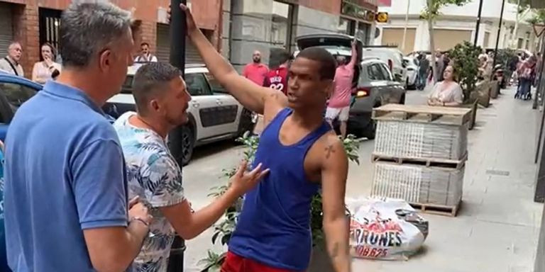 Uno de los okupas de Badalona junto con Xavier García Albiol / CEDIDA