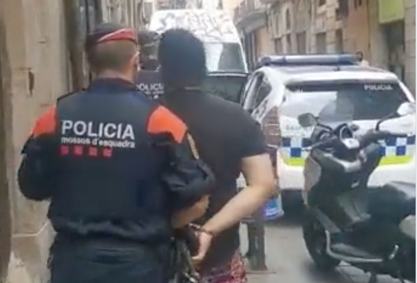 Una de las detenciones realizadas en el Raval por tráfico de drogas / MOSSOS