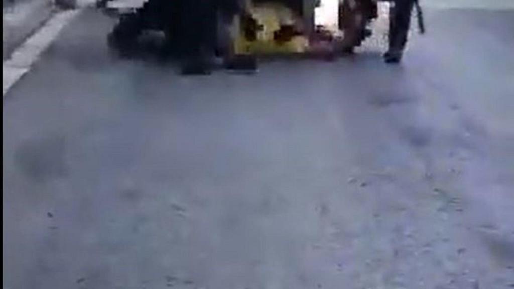 Agentes de la Guardia Urbana inmovilizan a un detenido en Badalona / CEDIDA