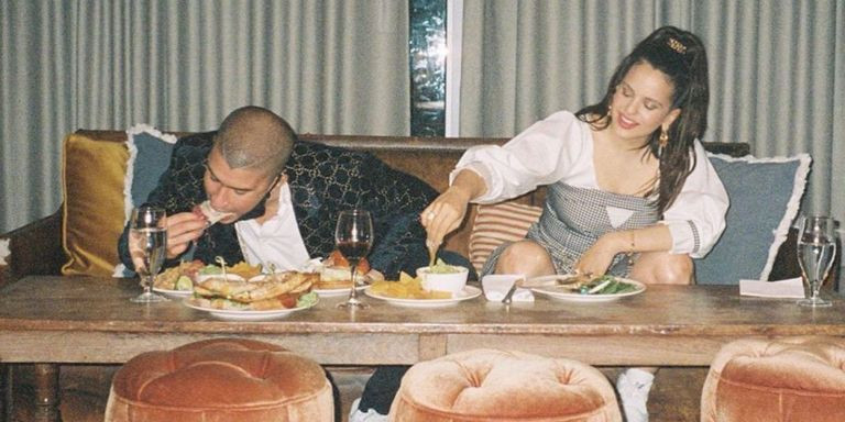 Rosalía, artífice de la canción 'Con Altura' comiendo junto al cantante Bad Bunny / INSTAGRAM