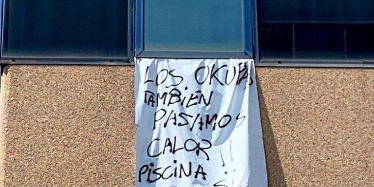 Sábana con mensaje de los okupas de Badalona / CEDIDA