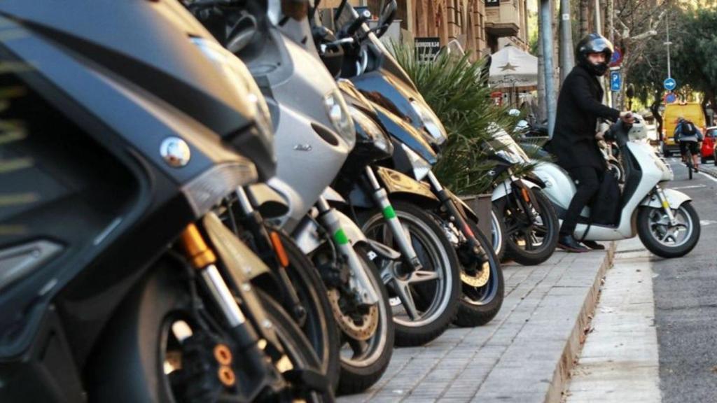 Motos en Barcelona / HUGO FERNÁNDEZ - METRÓPOLI