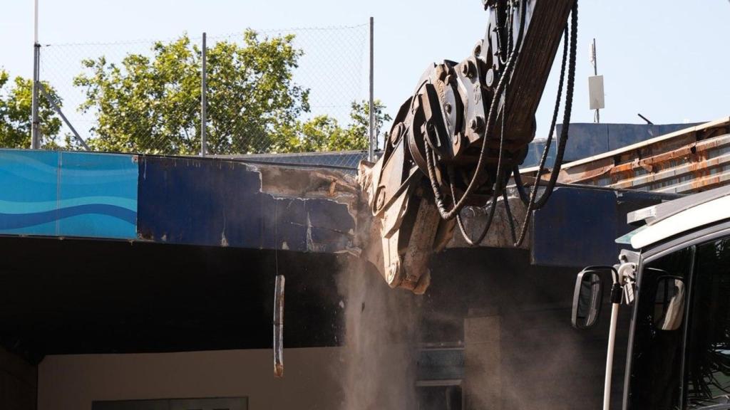 Derribo del Aquarama, este martes, en el Zoo de Barcelona / TWITTER JAUME COLLBONI