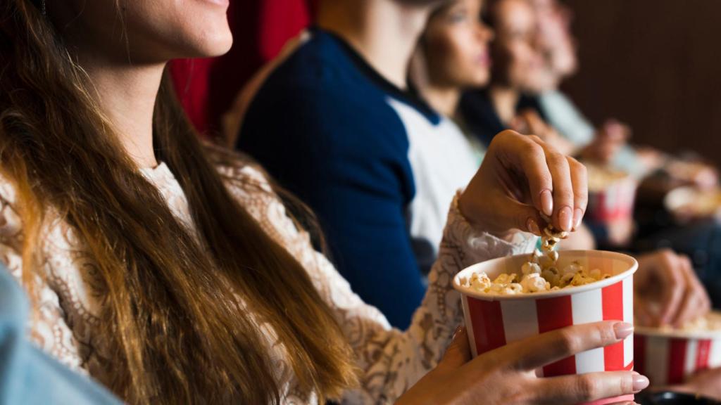 Gente disfrutando de una película en el cine en Barcelona / PEXELS