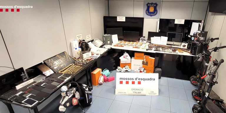 Objetos requisados durante el macrooperativo / MOSSOS D'ESQUADRA