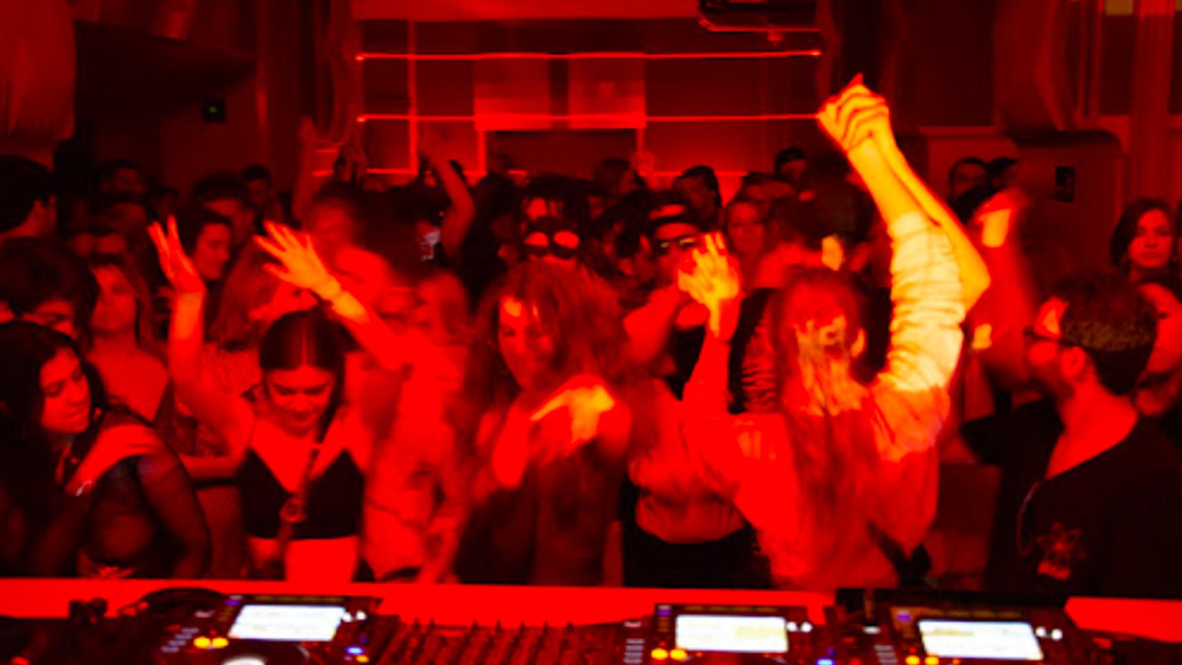 Interior de la sala Les Enfants Brillants, donde tuvo lugar el intento de sumisión química a dos jóvenes, en una imagen de archivo / LES ENFANTS