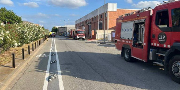 La nave industrial donde se ha producido el incendio / BOMBERS