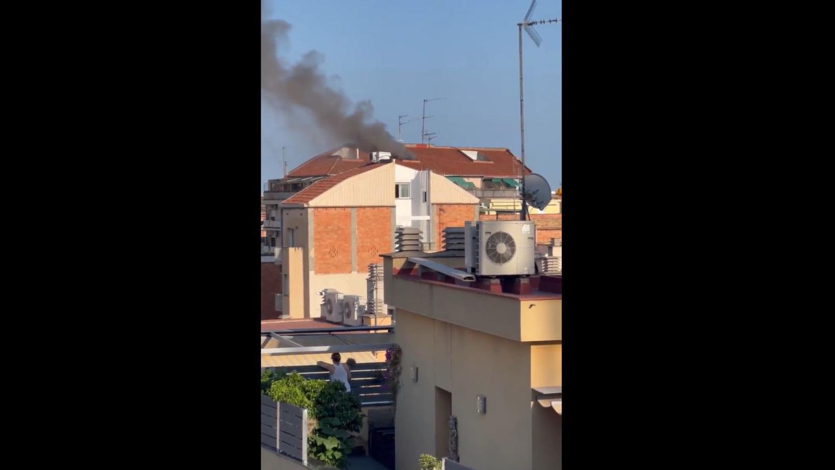 Gran columna de humo en el distrito de Sant Andreu / NACHO CASAS