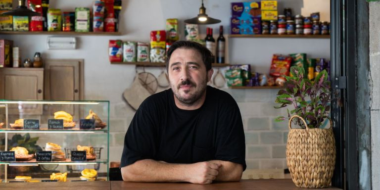 Gustavo Eguía, restaurador del Raval / LUIS MIGUEL AÑÓN (MA)