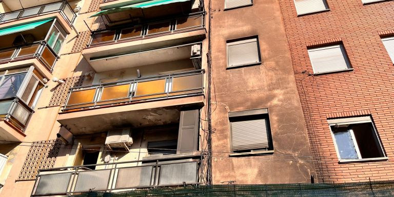 La fachada del edificio calcinado en Sant Adrià / ÁNGELA VÁZQUEZ