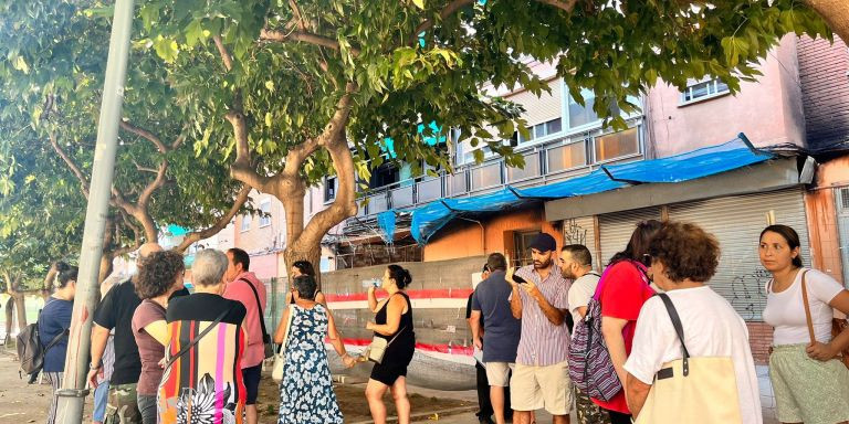 Parte de los vecinos desalojados del edificio quemado en Sant Adrià / ÁNGELA VÁZQUEZ