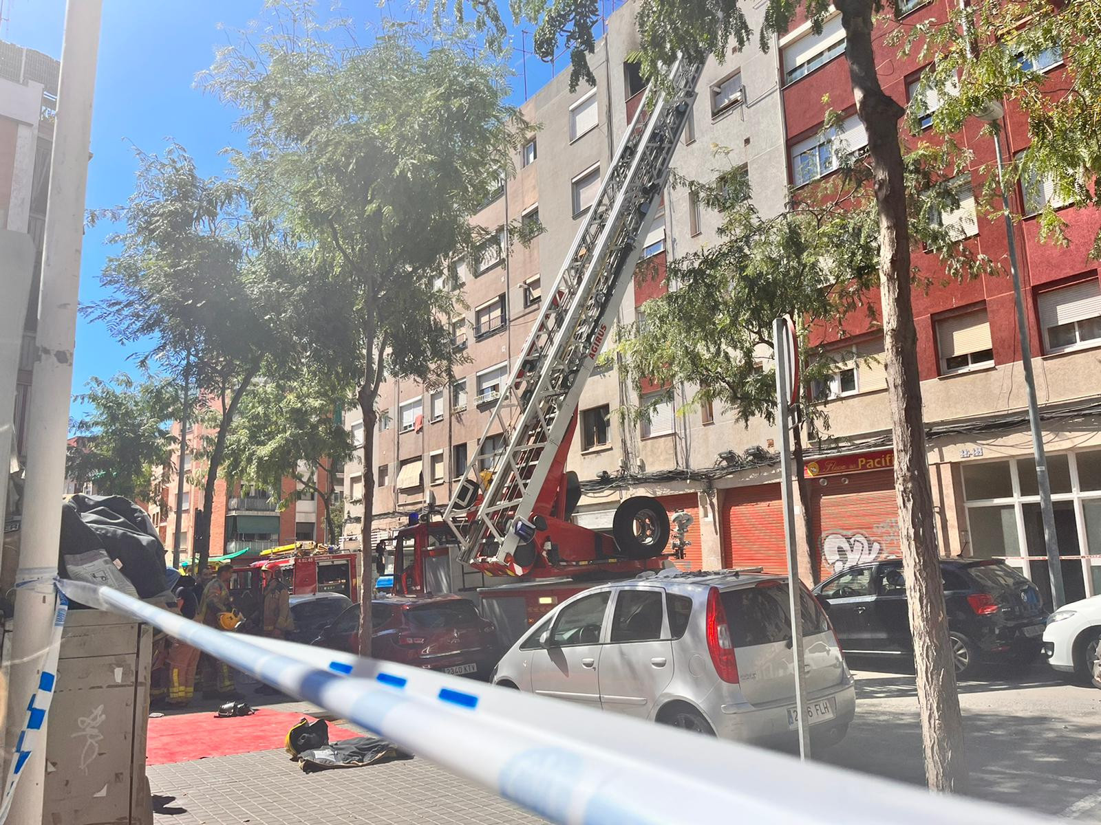 Los Bomberos en el edificio incendiado este miércoles en Badalona / ÁNGELA VÁZQUEZ