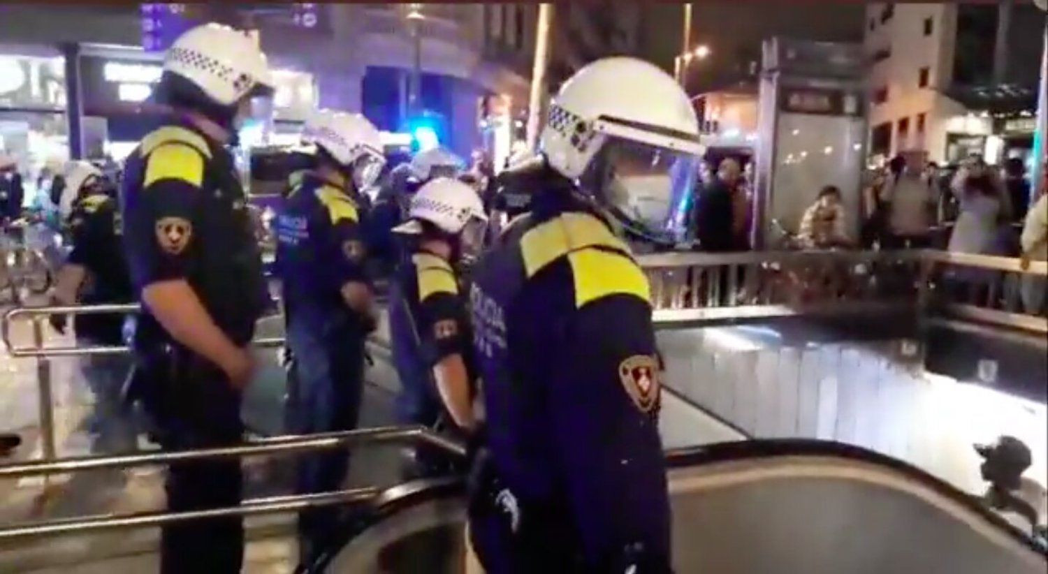 Agentes de la Guardia Urbana durante un dispositivo