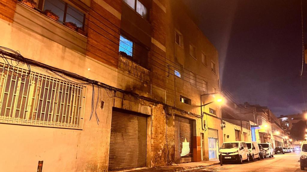 La fachada de la calle Príncep d'Astúries donde se quemaron los últimos contenedores / ÁNGELA VÁZQUEZ