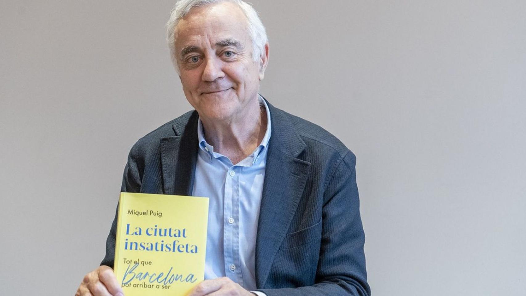 Miquel Puig con el libro sobre Barcelona 'La ciutat insatisfeta'