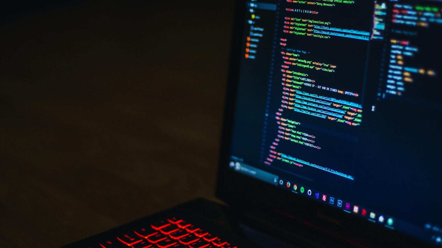 Imagen de un ordenador con código de programación