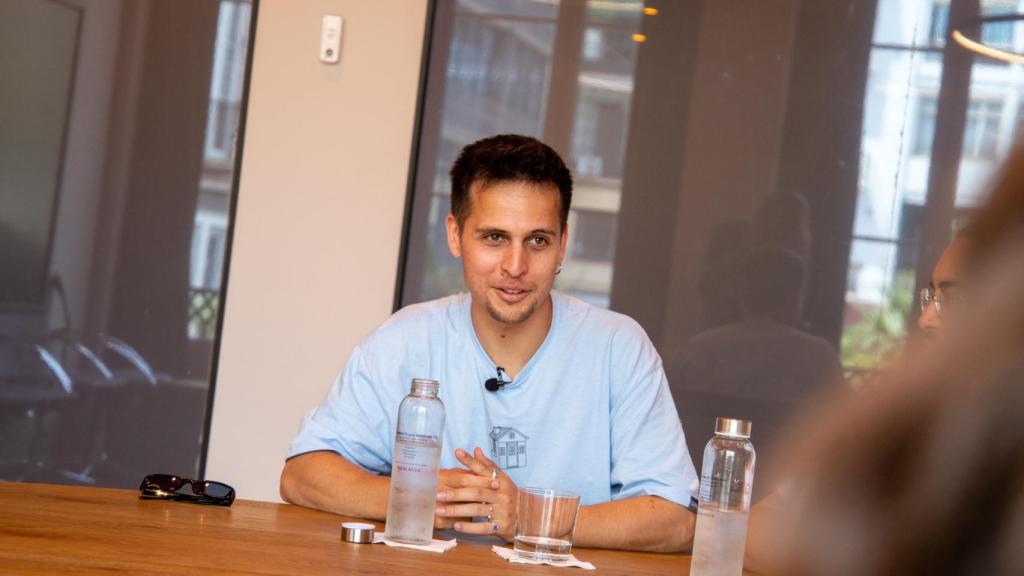 Klaus Stroink de Stay Homas durante la entrevista para Crónica Directo