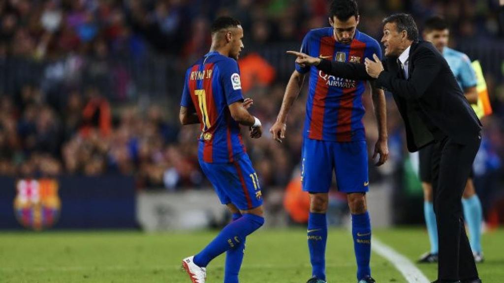 Luis Enrique dona indicacions a Busquets i Neymar en un partit del Barça