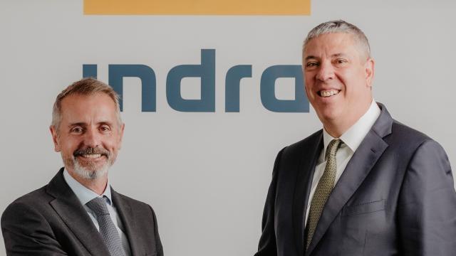 Marc Murtra (izq.), presidente de Indra, saluda al nuevo consejero delegado, José Vicente de los Mozos / EP