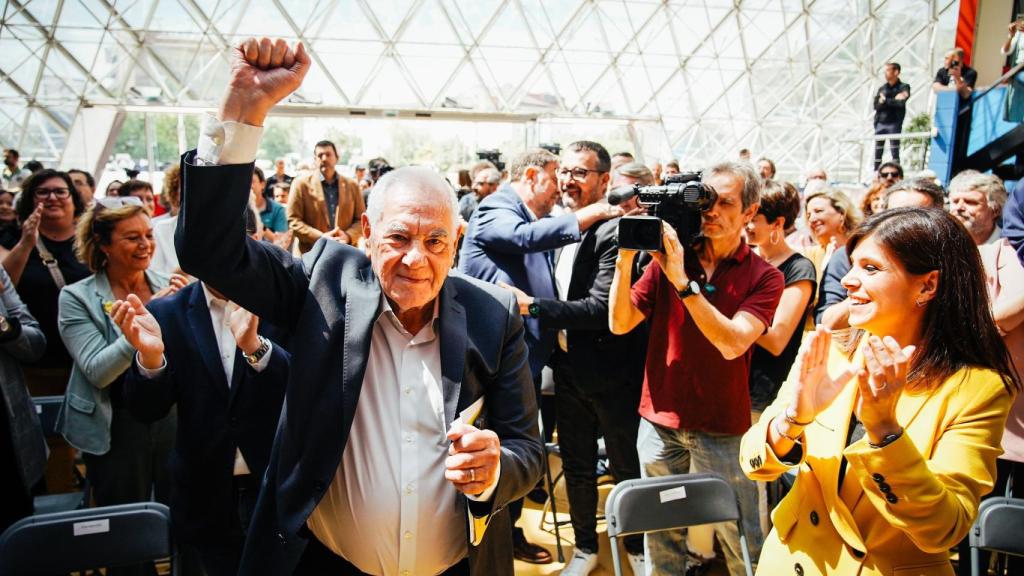 Ernest Maragall, candidato de ERC por Barcelona, alza el puño