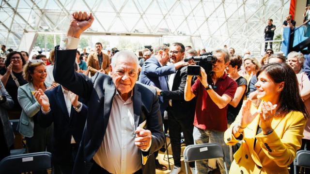 Ernest Maragall, candidato de ERC por Barcelona, alza el puño