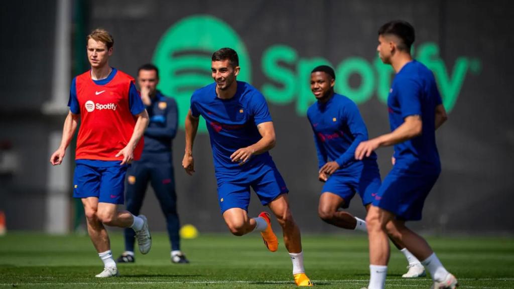 Ferran Torres, junto a Frenkie de Jong y Ansu Fati, en un entrenamiento del Barça / FCB