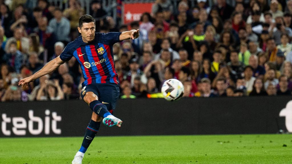 Lewandowski xuta una falta durant el partit contra la Reial Societat / FCB