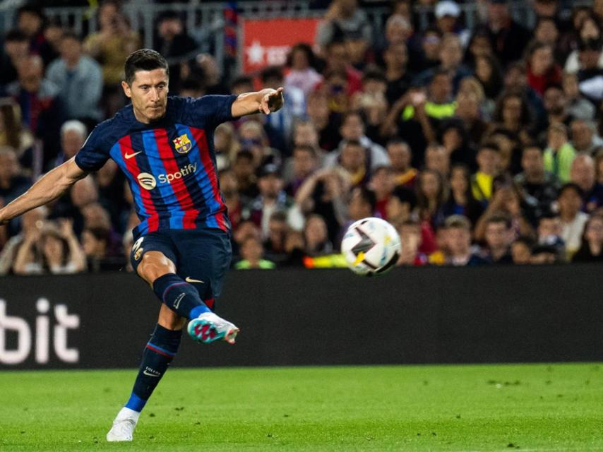 Lewandowski patea un tiro libre durante el partido contra la Real Sociedad / FCB