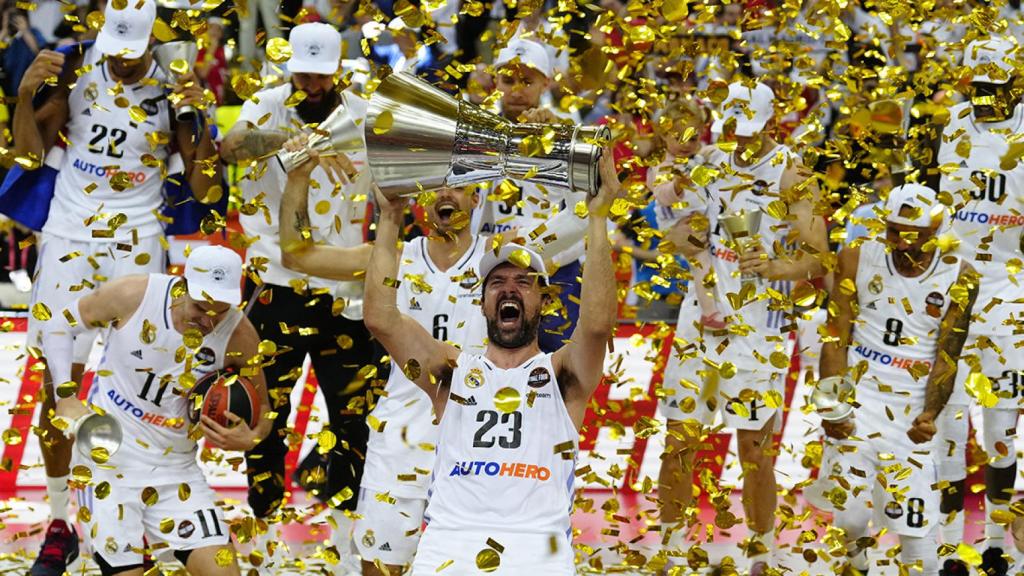 Sergio Llull levanta el trofeo de la Euroliga, el undécimo de la historia del Real Madrid / EFE