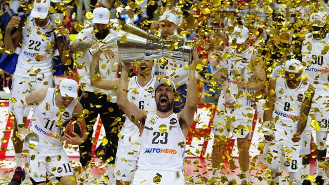 Sergio Llull levanta el trofeo de la Euroliga, el undécimo de la historia del Real Madrid / EFE