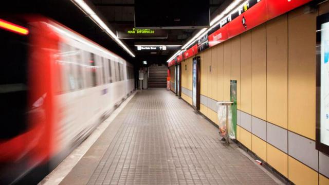 Un convoy de Metro en la estación de Urquinaona de Barcelona