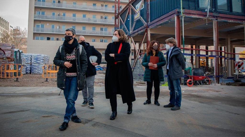 Ada Colau en unas obras de vivienda social