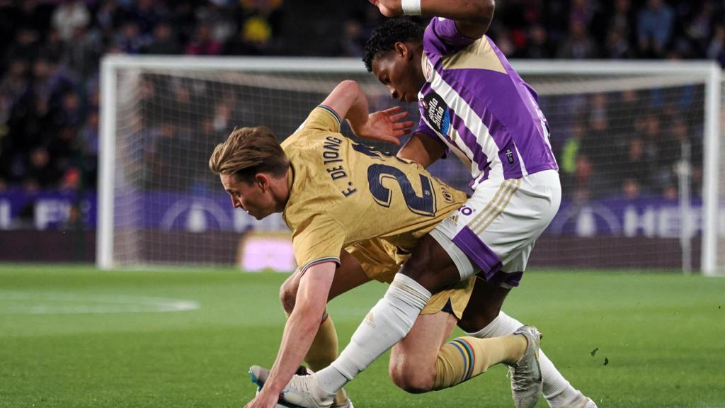 Gonzalo Plata y Frenkie de Jong pugnan por el balón : EFE