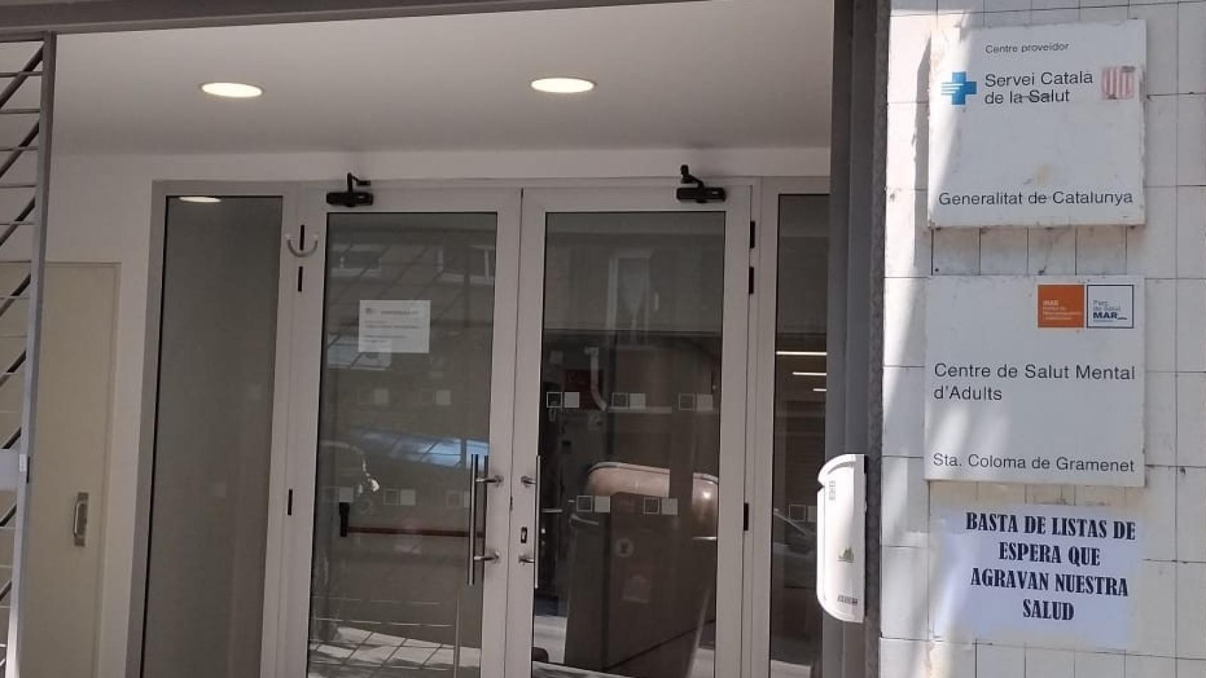 Carteles de protesta  en el CSMA de Santa Coloma