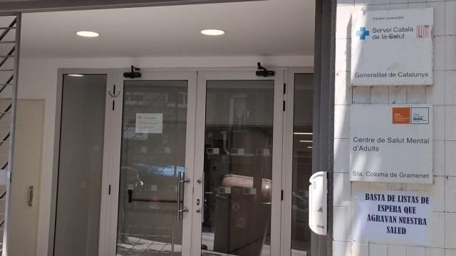 Carteles de protesta  en el CSMA de Santa Coloma