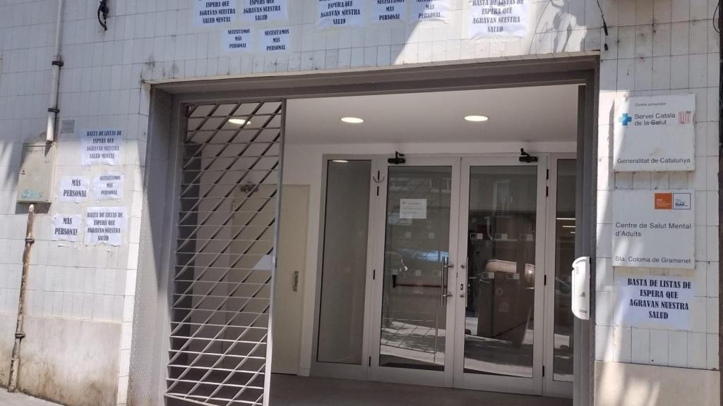 Carteles de protesta en el CSMA Santa Coloma