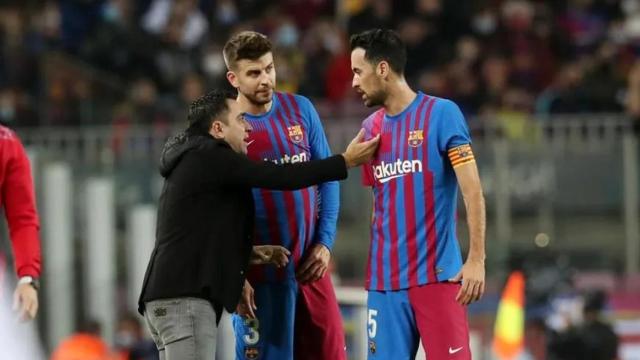 Xavi da indicaciones a Piqué y Busquets en un partido / FCB