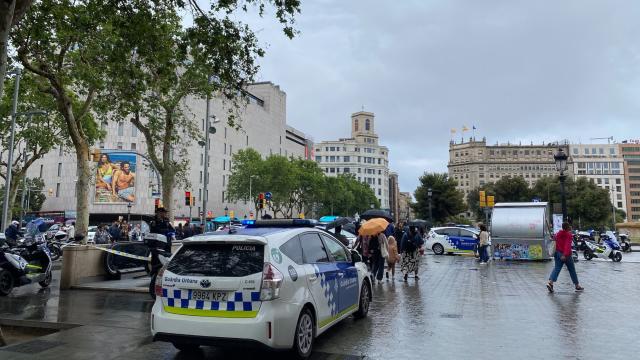 Varias patrullas de la Guardia Urbana en las inmediaciones del metro de plaza Catalunya