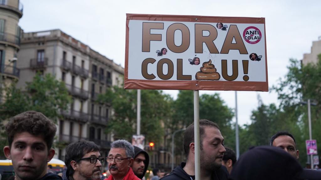 Manifestación a favor de Desokupa en Plaza Universitat