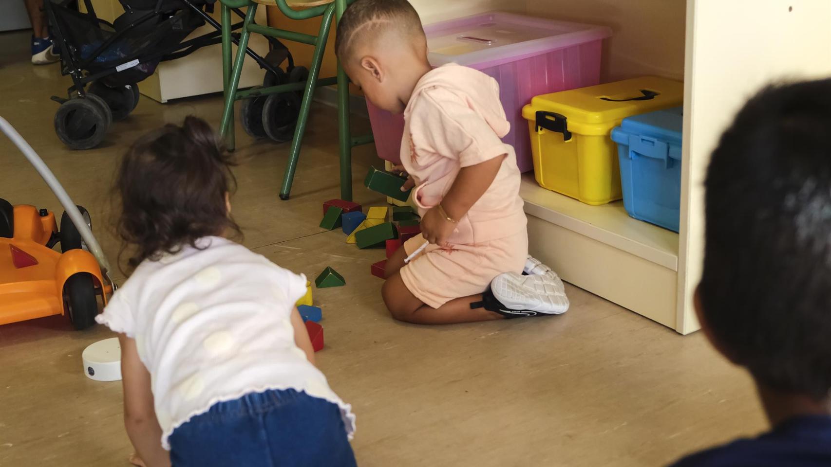 Dos niños juegan en un aula escolar
