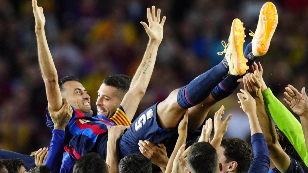 Jordi Alba i Sergio Busquets, mantejats pels seus companys del Barça