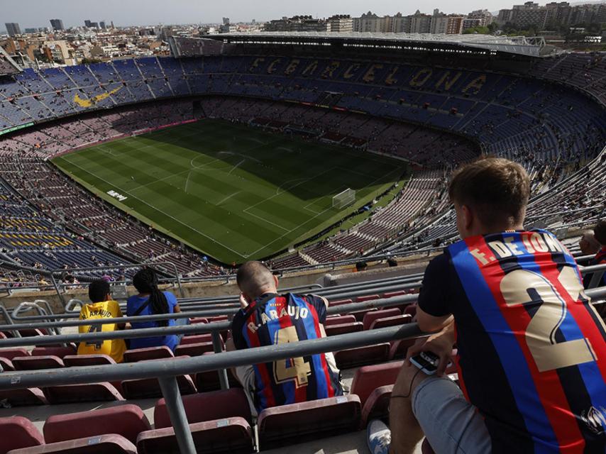 Els aficionats del Barça, a punt de presenciar l'últim partit del vell Camp Nou
