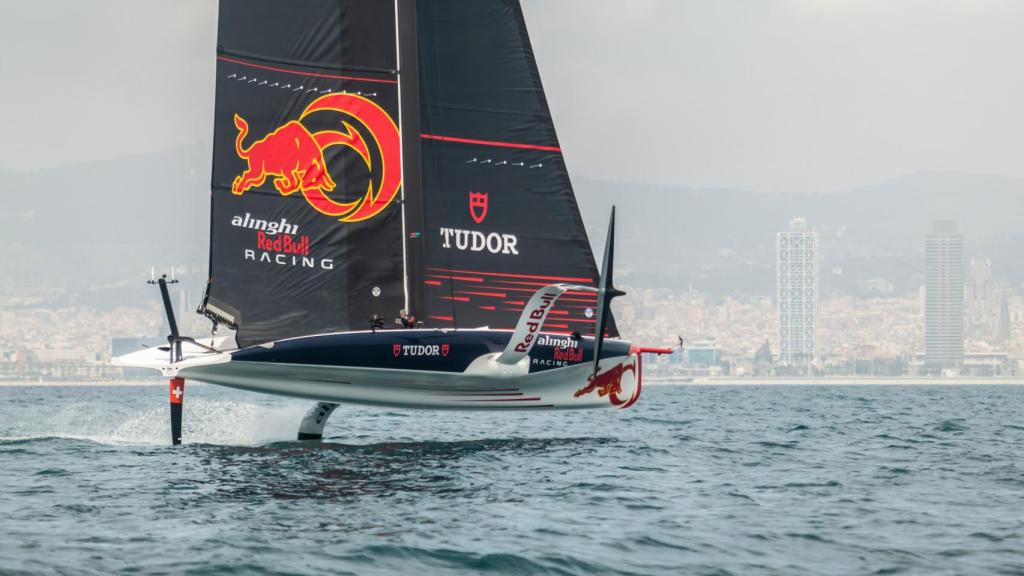 El Alinghi, entrenando ante el Puerto Olímpico de Barcelona