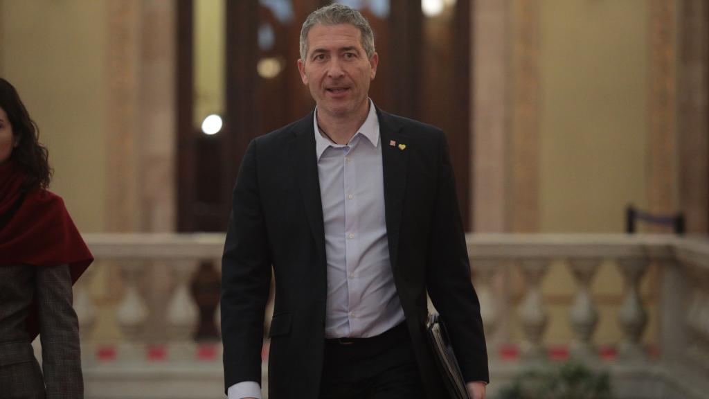 El 'conseller' de Educación, Josep González-Cambray, a su llegada a una sesión plenaria en el Parlament
